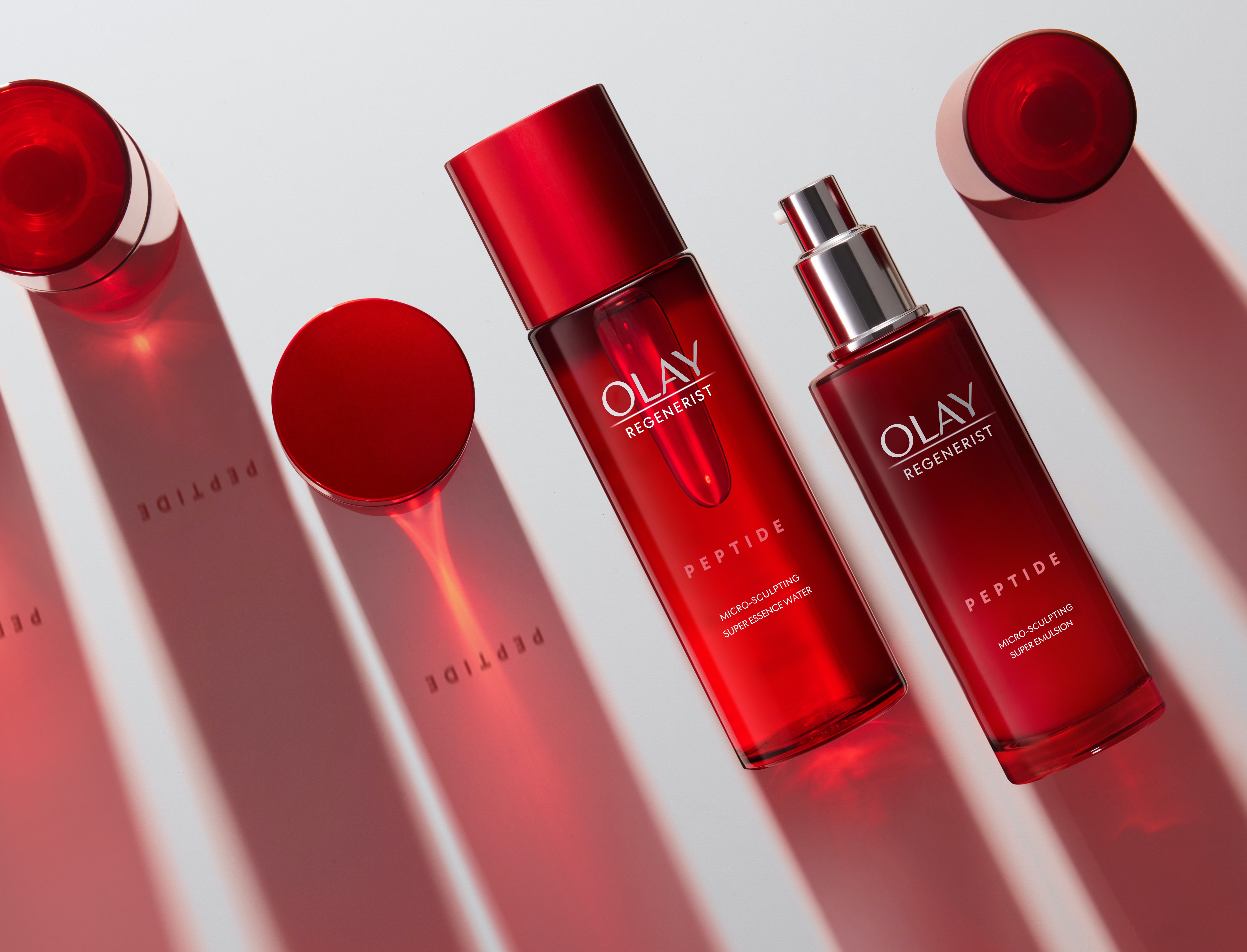 將精華水（左）倒入掌心後，輕按壓肌膚，加快養分滲透；再按兩泵精華乳液（右）均勻全臉。同時配合按摩手法，加強緊緻效果。每日早晚一次，肌膚緊緻彈性會越來越有感。 