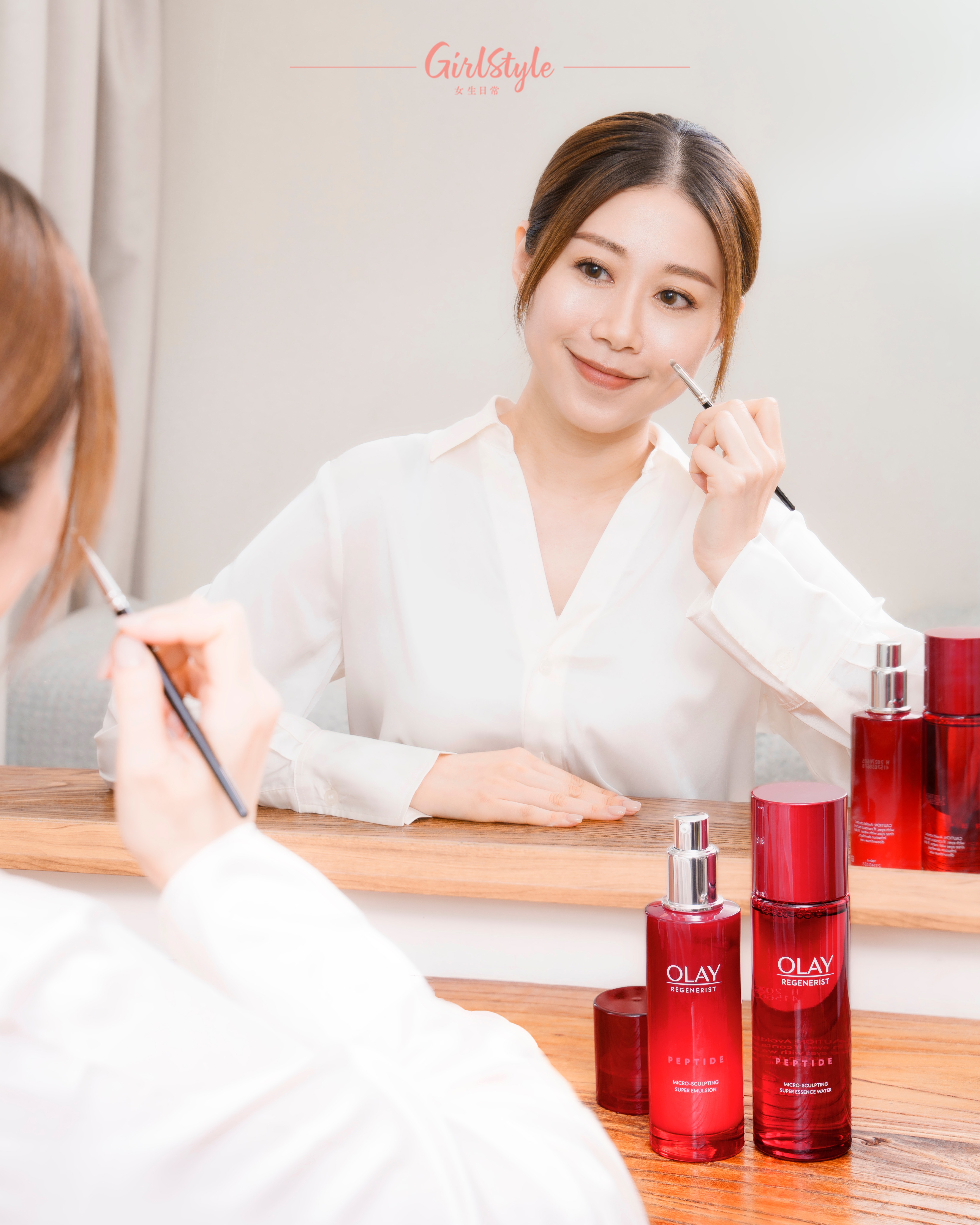 除了護膚外，Lavinia 更會將 OLAY「精華水+乳組合」融入化妝之中，令果凍肌效果進一步提升。