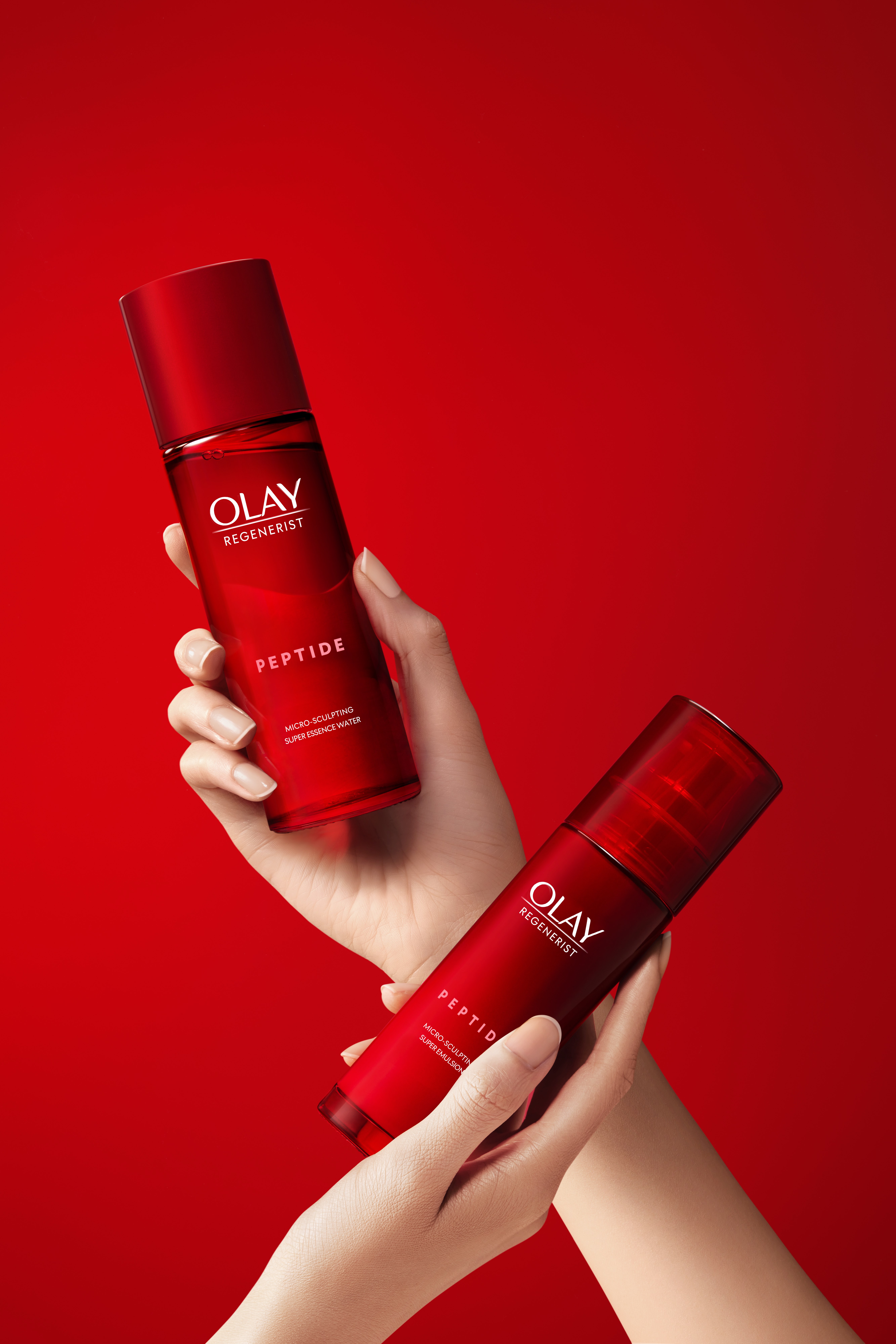 OLAY「精華水乳組合」Lavinia用完後馬上被圈粉，每日早晚一次，輕鬆擁有澎潤又剔透的 Plump Plump 果凍肌。（左： Super Essence Water 精華水 / 右：Super Emulsion 精華乳液）