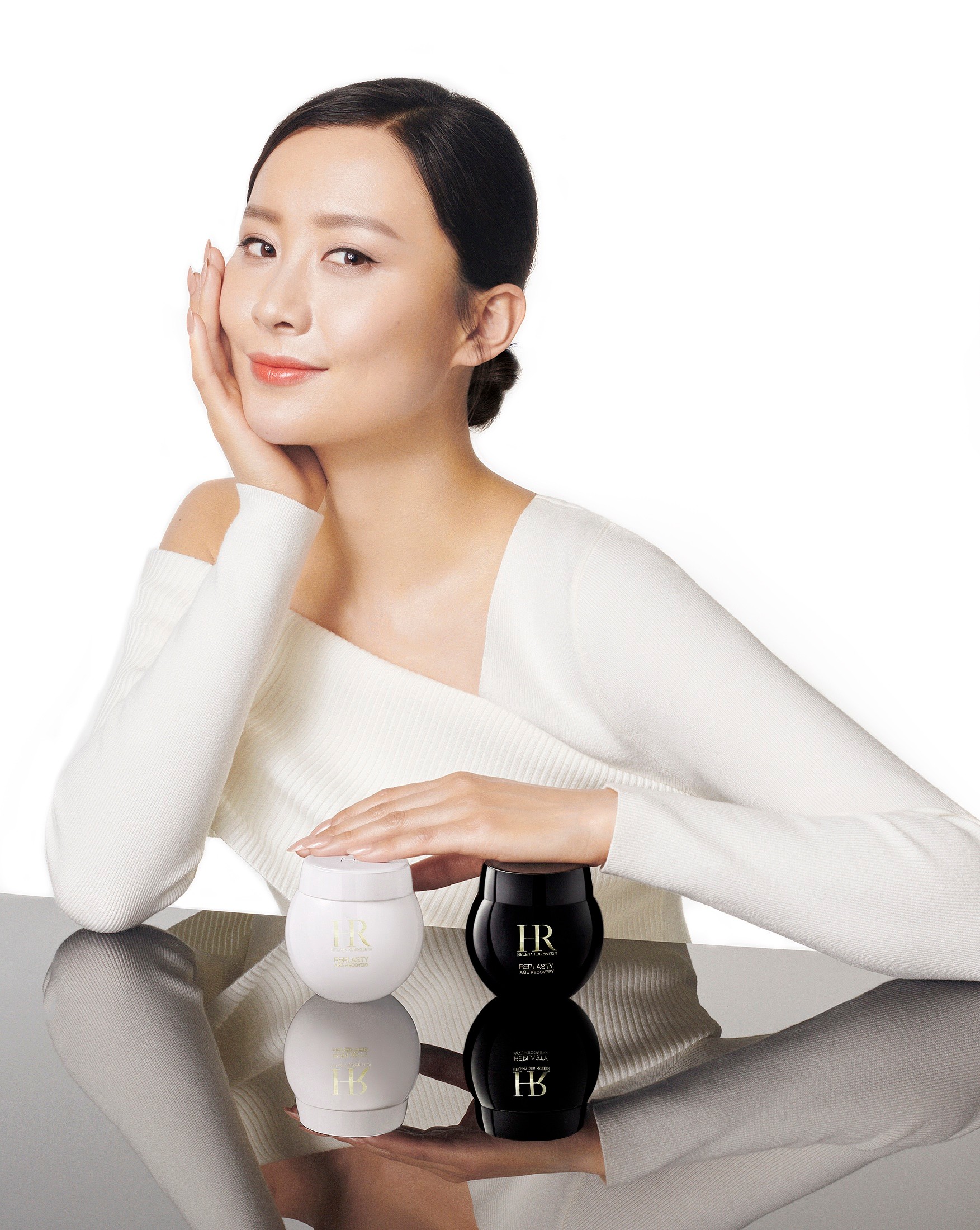 「黑繃帶」與 REPLASTY 修復日霜「白繃帶」(HK$3,330/ 50ml) 結合,早夜使用,就是肌膚每天最強的凍齡抗敏修護。