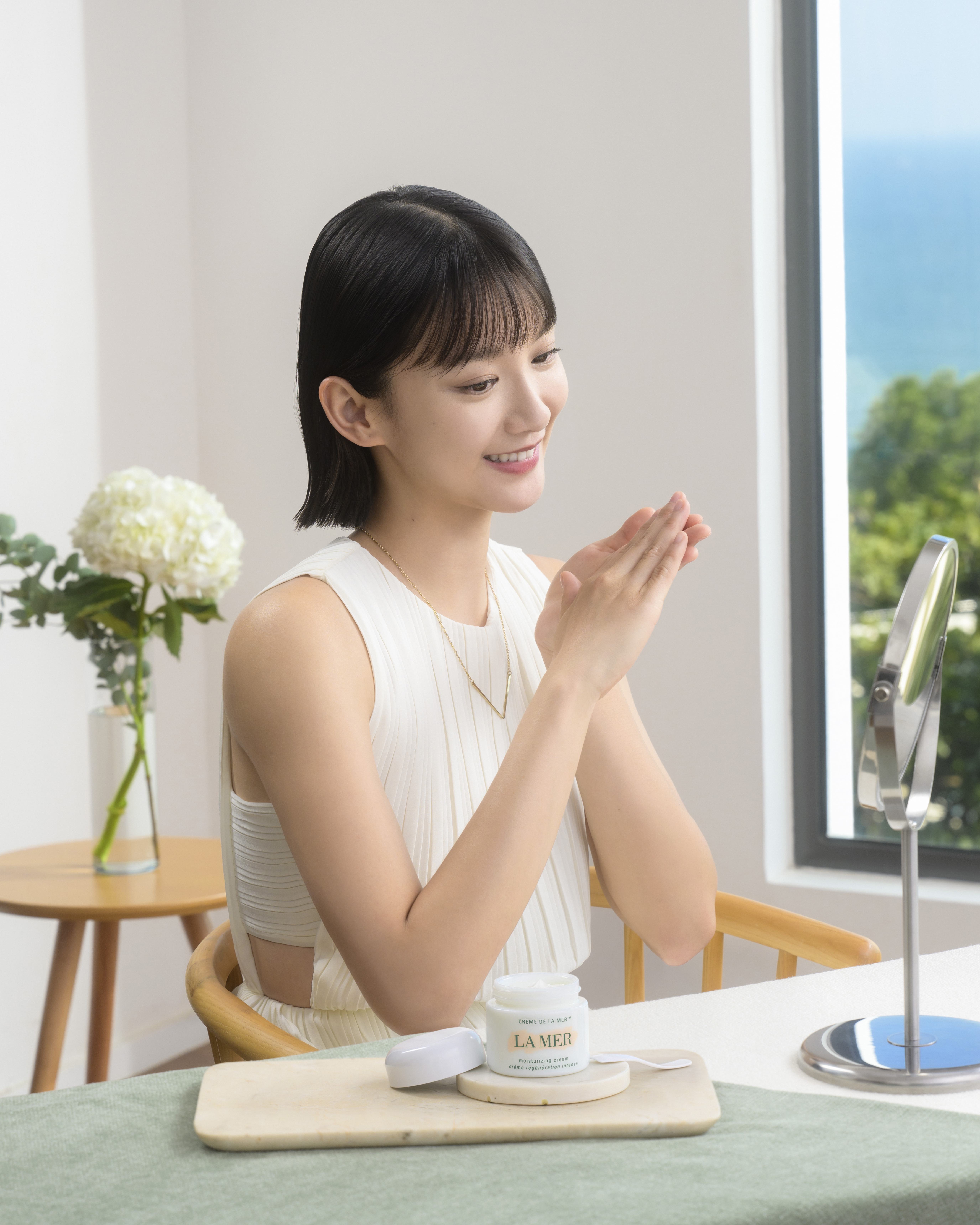 La Mer 「奇蹟面霜」以海洋治癒力為 Angela 的肌膚注入源源不絕的水分。