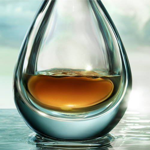 高濃縮 Miracle Broth™️ 活膚精華矜貴無比，是肌膚的活膚甘露，一滴蘊藏無窮再生強韌力量。