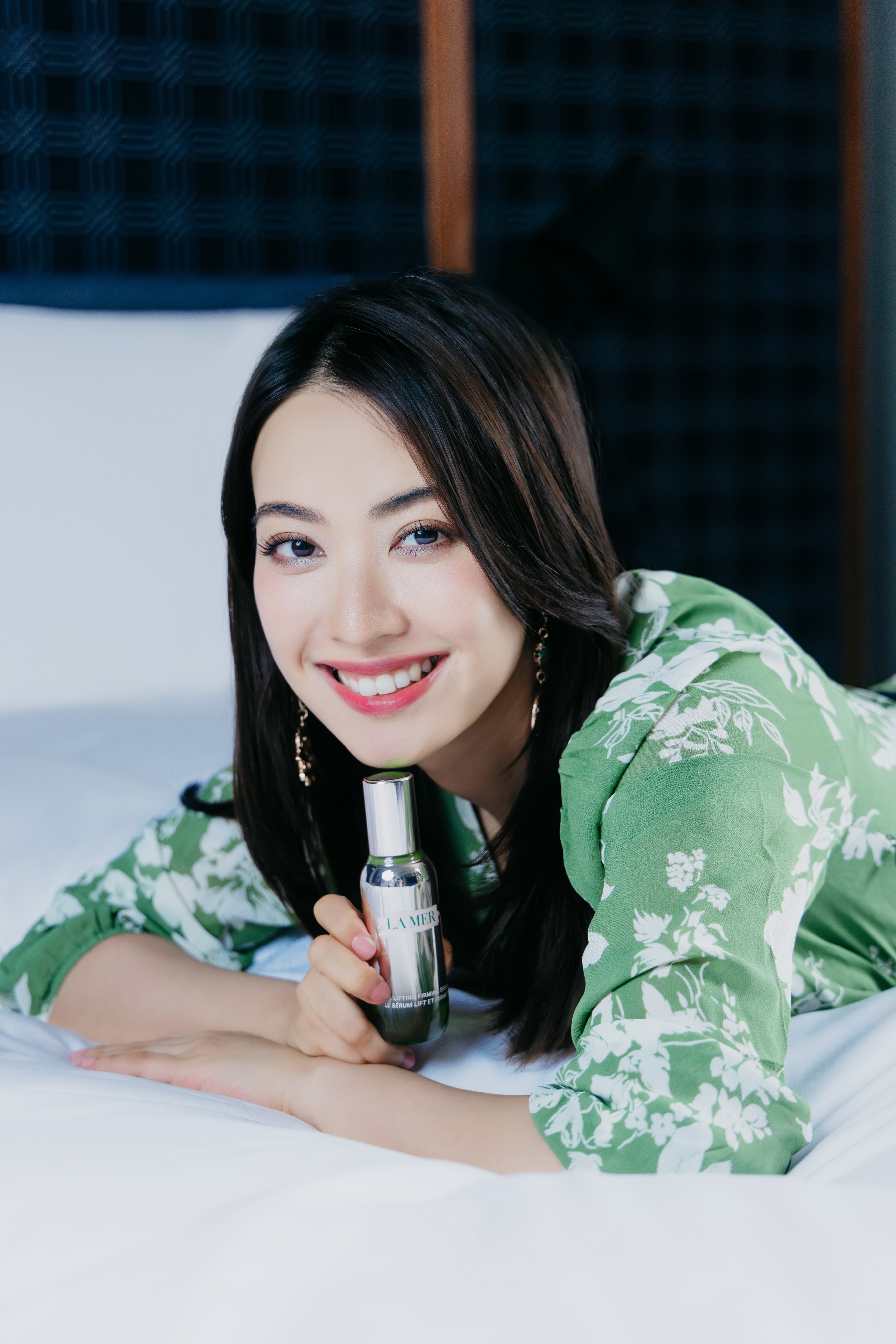 無論是演員,還是律師,工作生活再忙碌,朱千雪都能時刻保持完美狀態,肌膚緊緻,輪廓立體,是都市女性的羨慕對象。