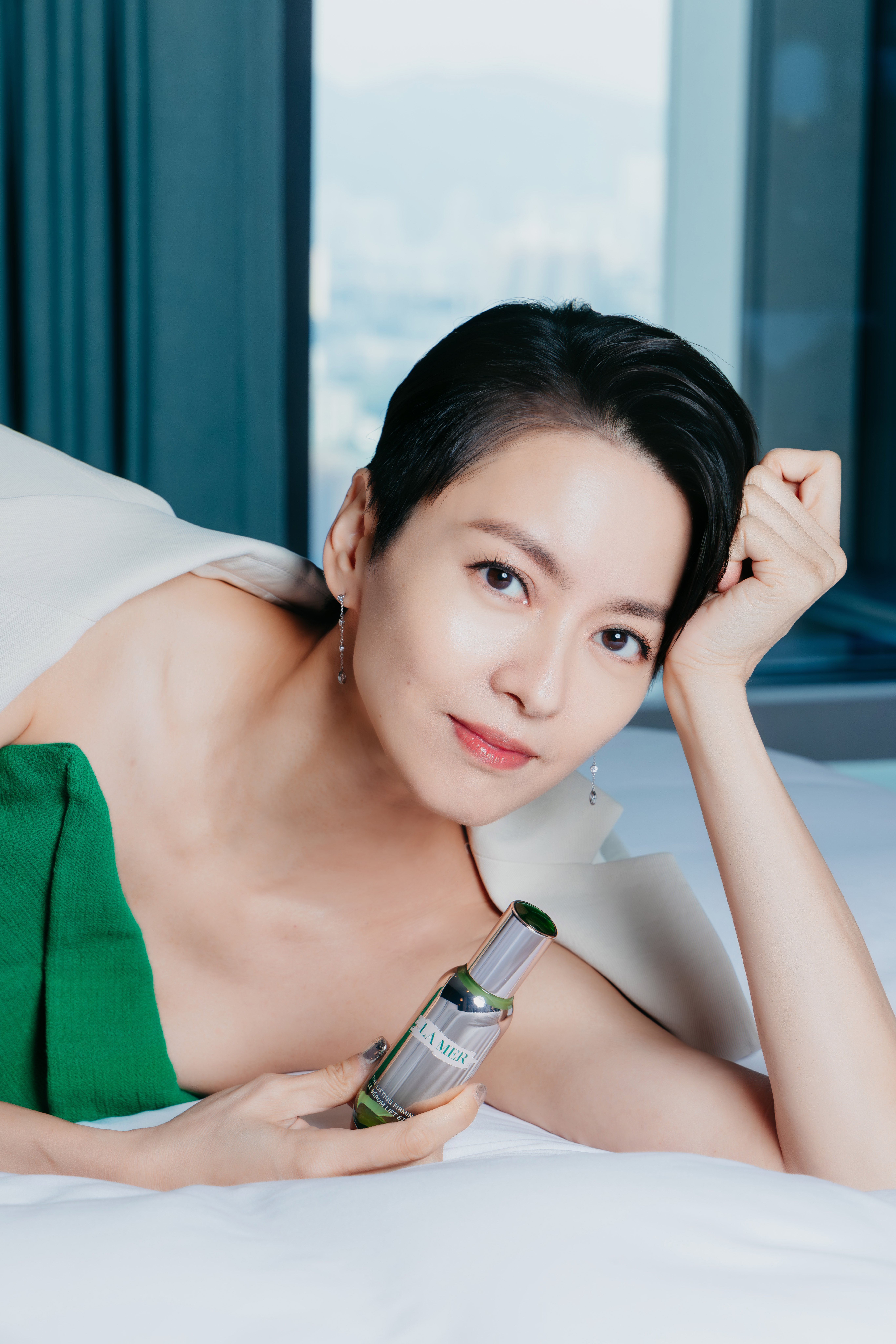 全新提升緊緻精華是梁詠琪的護膚新寵兒,同時亦是她塑造最 Sharp 輪廓的秘密武器。