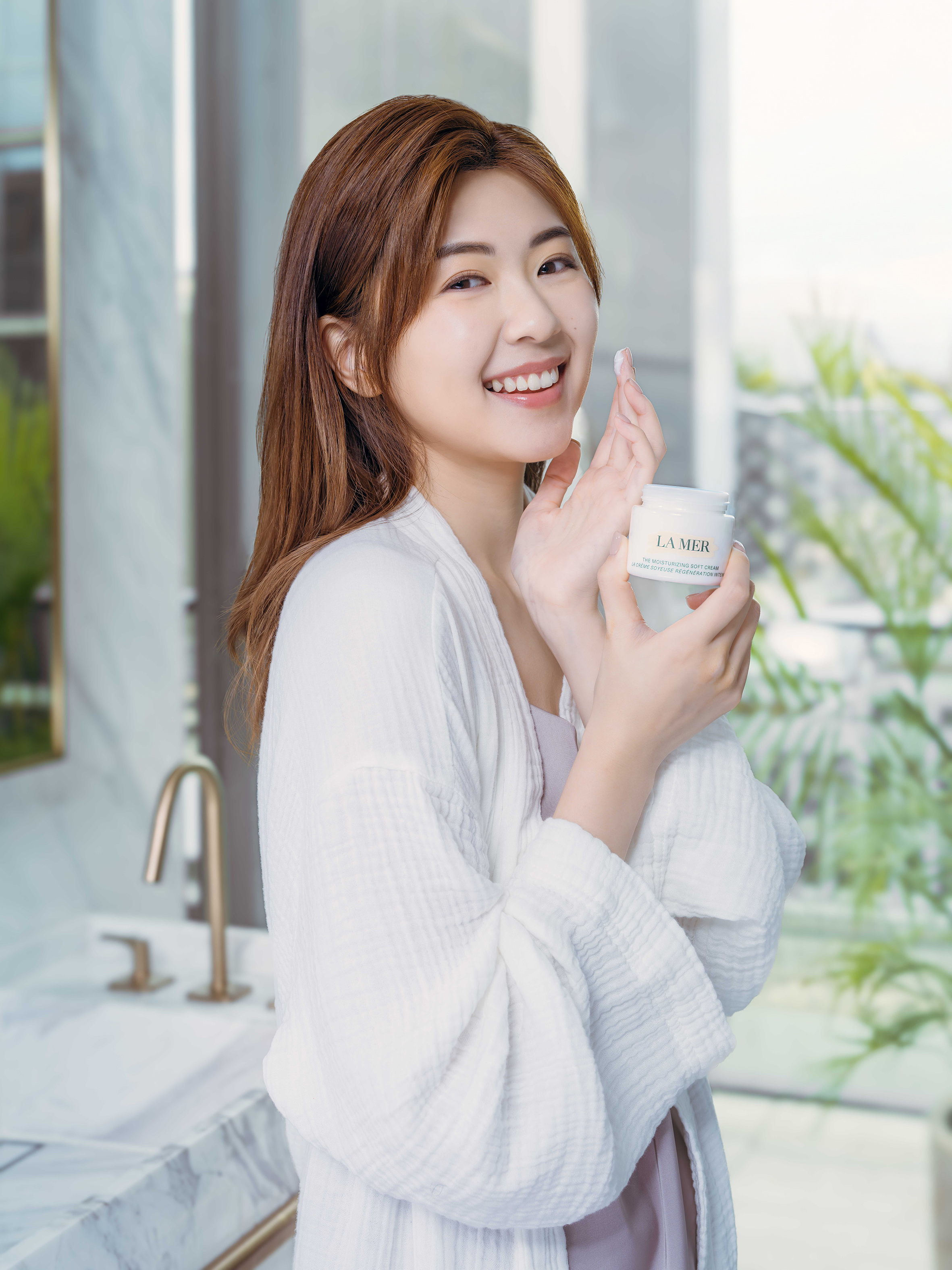 最近香港天氣潮濕炎熱,Hillary 就在精華面霜系列中選用了柔軟綿密的 Soft Cream 精華柔潤乳霜,輕柔易推,潤而不笠,讓肌膚全日保持幼嫩水潤,清新自在。