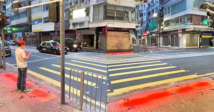 【香港】運輸署試驗新型行人過路裝置！紅光投射行人路提醒「低頭族」！加強行人安全意識！