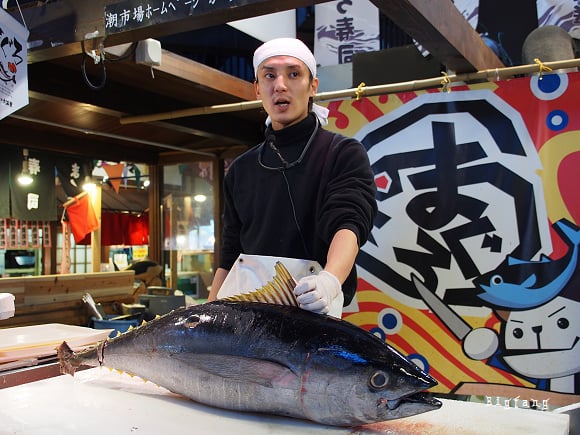 日本 – 和歌山必到海鮮市場，睇吞拿魚解體Show，即劏即品嚐!